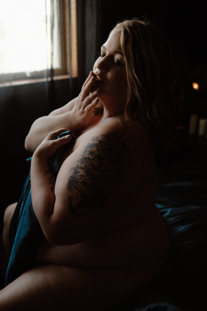 Boudoir photography portrait showing how posture and movement shape the body beautifully in professional boudoir photography.